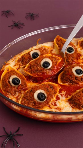 Chefclub Network on Instagram: "Eyeball Pasta Shells! This bake is scary good 🎃🧀 #easyrecipe #recipe #food #foodart #chefclub #halloween"