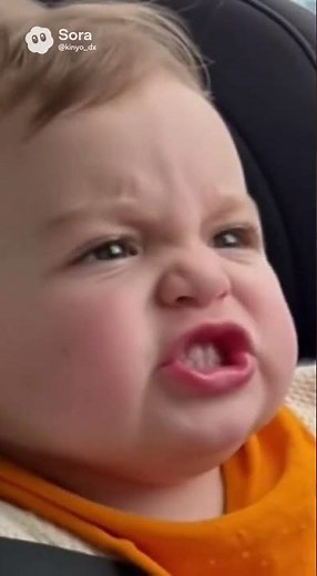 👶🚗 Baby at the wheel: bikes everywhere… he's going crazy! 😤🚴