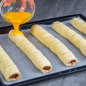 559K views · 6.4K reactions | Ho salvato la tavola con questo antipasto veloce - 4 ingredienti e impasto commerciale! Ingredienti: pasta sfoglia - 800 g salame cabanos - 600 g formaggio - 250 g salsa di pomodoro - 200 g uova - 1 pz Dimensioni teglia 35 x 44 cm NEL FORNO 200 °C / 20 MIN | Saporito.tv | Facebook