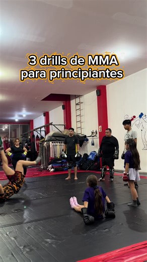 Hoy les compartimos algunos de los movimientos básicos con los que se comienzan a trabajar las diferentes combinaciones o secuencias de MMA, con un enfoque a principiantes que recién están comenzando a entrenar derribos y caídas Si te gustaría comenzar a aprender en MA manda un mensaje y acude a una de nuestras clases. Prueba #mma #boxingdrills #mmatraining