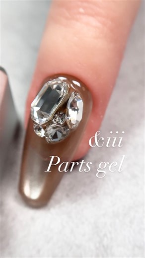 ゼラみ先生/佐藤すみれ on Instagram: ". @iii_gel parts gel こいつぁ天才だぜ😎♥️ ジェル自体が乗せやすいレベルのテクスチャーなのに ストーンくっつけてから固める前にぶん回しても 全然ズレないのすごくない？？？ これだから使いやすいって事！ 爪の端っことかにつけたい時、だんだん カーブに沿ってズレてっちゃう事もないし♡ 大助かりアイテム🫣🐾 こんだけぶん回すとこ見せれるのは 間違いなく @aleanahand_japan の リングフィンガーちゃんのおかげだにょ♡♡♡ いつも協力ありがとう🫧 (いい加減名前つけねば笑) みんなも使ってみてねっ🌸 #ネイリスト #ネイルサロン #ネイルサロン経営 #アンドアイ #pr ｰｰｰｰｰｰｰｰｰｰｰｰｰｰｰｰｰｰｰｰｰｰｰｰｰｰｰｰｰｰｰｰｰｰｰｰｰｰ 【 nailsalon-GeRA- 】 ご予約はLINEから！お待ちしてます🫶🏻 Instagram @g_e_r_a_nium ☑︎ フィルイン ☑︎ 自爪を削らない ☑︎ 美しいフォルム ☑︎ 持ちが良い 月/水/月末日曜 定休日 平日11:0