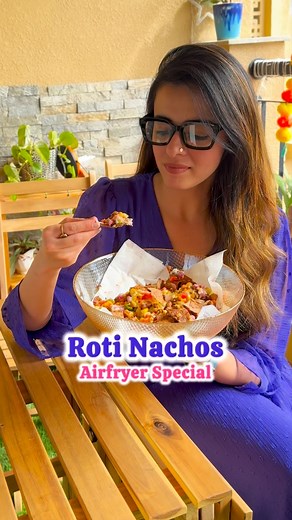 Quick, easy and healthy roti nachos that you should be trying. Great for parties, evening snacking or just perfect as a meal. Recipe- 1. Cut rotis in desired shape. Place them in a preheated airfryer, spray very little oil and sprinkle salt and red chili. Rub and coat the slices properly and airfry at 180 degrees for 15 mins by flipping sides. 2. Once done layer it with capsicum, corn, onion, tomatoes, cream cheese, rajma, chili flakes, oregano and lots of mozzarella cheese. 3. Airfryer again at
