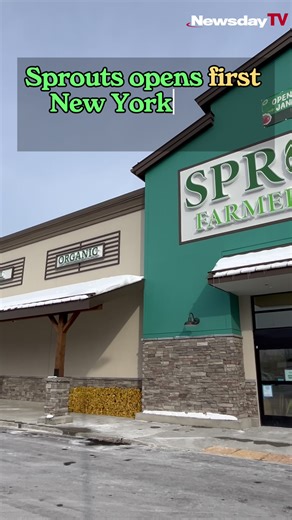 Forget the Pepsi and Lays potato chips — the new Sprouts Farmers Market, an Arizona-based supermarket chain that spans 25 states, opens its first Long Island grocery store today. First-timers should know it’s something of a cross between Trader Joe’s and Whole Foods, both in aesthetic and price point, that hinges on healthy living. Check out what to know about the shopping experience in the link in bio. @Sprouts Farmers Market . . . #longisland #liny #sprouts #supermarket #shopping