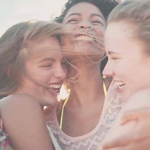 La mejor forma de encontrarnos a nosotros mismos es perdernos con nuestros amigos, ¿cierto? #ColgatePlax | Colgate Plax Latinoamérica