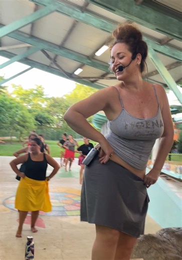 Découvre le ‘Ori Tahiti Fitness, un entraînement complet made in Tahiti : entre tradition, cardio et expression, ce workout est parfait pour te remettre en forme, renforcer ta confiance et vivre la culture tahitienne autrement. 💃🏽✨ 🗓️ Du lundi au vendredi | 🕔 17h15–18h15 📍 École maternelle Verotia, Faa’a 💸 700F / séance (espèces) 🔥 Hommes et Femmes 👩‍🦰 Tous niveaux, dès 10 ans 📅 Mercredi spécial débutant.e.s 👉 Inscription via le lien en bio ⛔️ Accompagnateurs non autorisés Et si tu n’