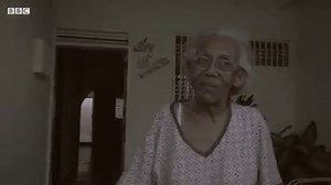 Los frecuentes cortes de luz hacen que la carne se pudra en un mercado de Maracaibo. Allí, la gente la sigue comprando igual, porque es más barata. Guillermo Olmo, corresponsal de BBC Mundo en Venezuela, escribió sobre esta y otras realidades que se viven en Zulia 👉 https://bbc.in/2EHD1aK | BBC News Mundo