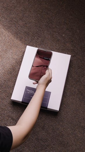 UNBOXING | BASIC DIAMOND - SẮC ĐỎ NÂU CHO MÙA LỄ HỘI Không khí cuối năm luôn cần một sắc màu vừa ấm áp, vừa nổi bật - và đỏ nâu của Basic Diamond chính là lựa chọn hoàn hảo. Logo màu be tối giản tạo điểm nhấn vừa đủ, mang lại cảm giác tinh tế và cao cấp. Chất liệu "Diamond" đặc trưng - đứng phom, mềm mịn, thoáng nhẹ - giúp bạn tự tin thoải mái cả ngày. 🎁 Và như mọi khi, sản phẩm được đặt trong box quà chỉn chu - gọn gàng, mang lại cảm giác trọn vẹn ngay từ khoảnh khắc mở hộp. Một món quà dành c