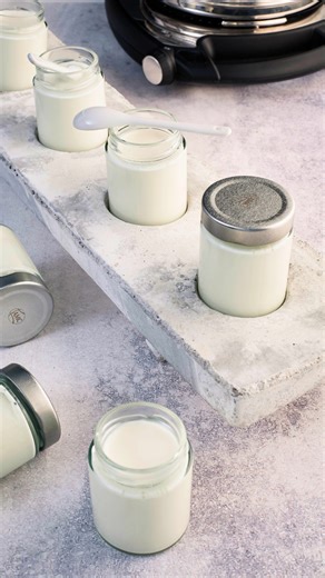 🚨 Unsere neue Kochmethode ist da: Fermentieren💥Im neuen Modus könnt Ihr ab sofort zuhause ganz einfach Joghurt selbst herstellen – cremig, probiotisch & perfekt auf Euren individuellen Geschmack abgestimmt! ✨🥄 🆕 Im AMC-Kochsystem sorgt der Audiotherm – unsere akustische Kontrolle – für präzise Temperatur- und Zeitsteuerung im Topf, während der Softiera-Einsatz die Kombi Bowl oder Glasbehälter anhebt, sodass eine gleichmäßige Wärmeverteilung ermöglicht wird. Mit der mobilen Kochplatte Navigen