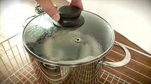 How to eat a Weißwurst? Morgen treffen sich Kanzlerin Merkel und Präsident Obama vor dem #G7Gipfel in Elmau im Nachbarort Krün. Wie man hört, steht ein bayrisches Frühstück an. In der Redaktion haben wir uns gefragt: Wie isst man die Weißwurst am besten? Eine Recherche ;-) | Bundesregierung