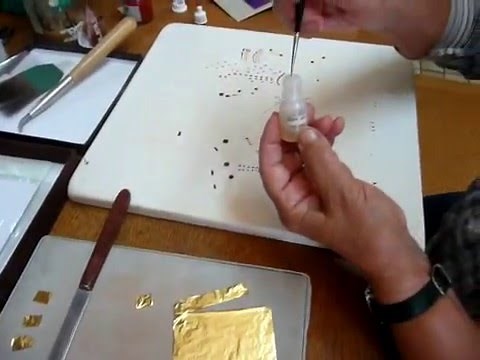 realisation d'une enluminure sur bois à la tempera et à l'or