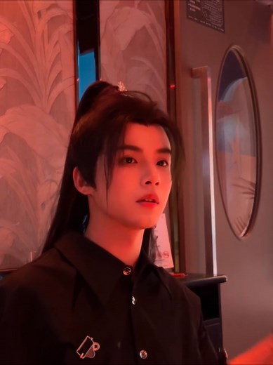 If only Chinese men kept their long ponytails until now. It will definitely look cooler. 📷 : Ciwei #ciwei #刺猬Shadow #chineseboy #chinesestyle #chinesehairstyle #hairstyle #ponytail #ponytailhairstyle #ancientstyle #handsome #douyin #china