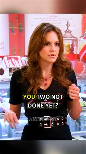 Max & Caroline takes cupcakes decorating class #edit #funny #katdennings #maxblack #tvshow #comedy