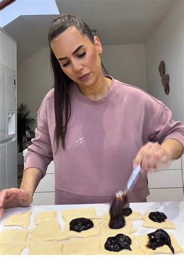 What I Eat In a Day 😍🤤🤰🏽 #32weekspregnant Povidlové buchty Uděláte si kvásek z 1 kostky droždí 1 lžíce cukru Mléko teplé 400g mouky na kynuté těsto nebo hladké 50g cukru krystal 1 vanilkový cukr 2 žloutky Špetka soli 100g rozpuštěného másla 1 povidla Na pomazání další cca 50g rozpuštěného másla (čím víc, tím líp)😂😂😂 “Buchty” se zelím a uzeným masem Náplň: Olej 1 větší cibule Cca 300g uzeného masa 500g zelí Těsto 600g mouky na kynuté těsto nebo hladké 1 kostka droždí ( na kvásek) 300ml mlé