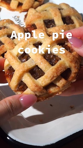 The ultimate hybrid 🥧 apple pie buttery cookie #cookierecipe #fallbaking #caramelapples #lattice