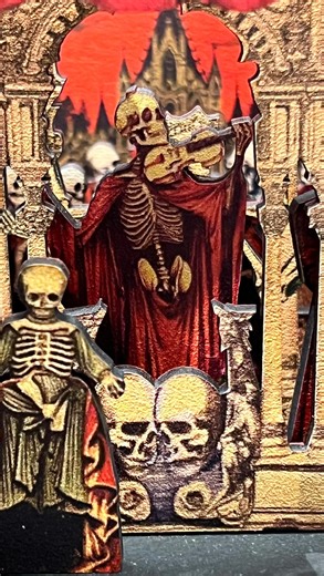 Théâtre miniature de la Danse Macabre Inspiré des théâtres de papier victoriens du XIXème siècle. La danse macabre, un motif artistique de la fin du Moyen-Âge rappelant la fragilité de la vie humaine. C’est une sarabande qui mêle morts et vivants soulignant la vanité des distinctions sociales dont se moque le destin qui fauche riches et pauvres, puissants et dominés. Entièrement réalisé en France. À l’origine les décors sont peint à la main puis ensuite transposés sur les éléments du théâtre par