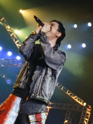 Justatee Live Performance of 'She Neva Knows' in Hanoi