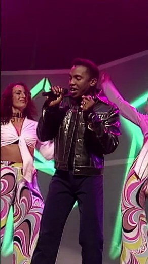 Haddaway performing „Life“ at 'Top Of The Pops' in 1993.