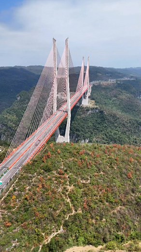 Guizhou Liuguanghe Bridge, ranked ninth among the world's tallest bridges. With a total length of 1,280 meters
