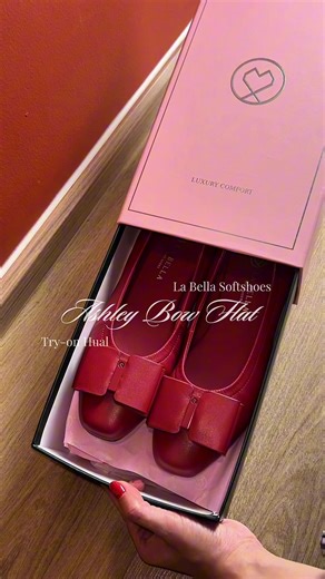 ใครที่กำลังมองหารองเท้าคัทชูที่จริงใจจ ขอแนะนำ @La Bella - Soft Shoes เลยค้าบบบบ 🩷 จูนเซอร์ไพรส์ในความนุ่มตั้งแต่คู่แรกที่ได้ใส่ จนตอนนี้…งอกมาเพิ่มอีกคู่นึงแล้วค่าา566667765565555 🥹 คู่นี้ก็ยังประทับใจในความนุ่มมมมเหมือนเดิมใส่แล้วสบายเท้ามากกก รุ่นนี้เป็นรุ่นใหม่เลยนะคะ Ashley Bow Flat น่ารัก ใส่ง่าย แถมนุ่มแบบต้องลองเองจริง ๆ ➰ #รองเท้าคัทชู #รองเท้าlabella #รองเท้าหนังแกะ #unboxingvideo #รองเท้าสีแดง