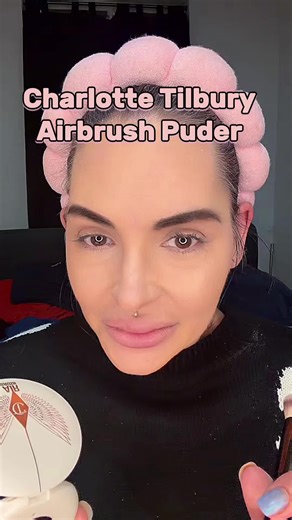 Wir alle lieben Chatlotte Tilbury - 🤩🤩🥰🥰 aber der Airbrush Puder wird immer eines meiner absoluten Fovorites von ihr sein 👌🏽👌🏽👌🏽😻😻😻 #charlottetilburymakeup #charlottetilbury #highlighter @Hanadis Marken Welt #flawlessfinish #tiktokmademebuylt