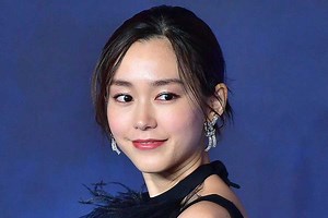 桐谷美玲、ミニスカ姿で脚線美を披露　写真公開にファン驚愕「1児のママに見えない」