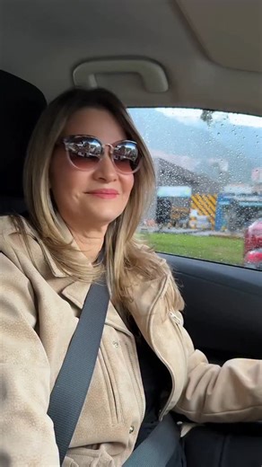 Ya salió DE VALIENTES !!!!! De Valientes es para los que siguen aun cuando no tienen fuerzas. Para los que sonríen con el alma hecha pedazos. Para quienes no se rinden, aunque tengan todo en contra. Hoy esta canción ya no es solo mía Es para ti , si alguna vez luchaste en silencio. Gracias por acompañarme.. Ojalá te abrace como me abrazó a mí !!!!! | Liliana Geney