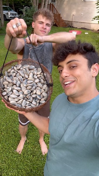 Nicolas Kratka on Instagram: "Best Catch and Cook I’ve ever done #clam #clams #catchandcook"