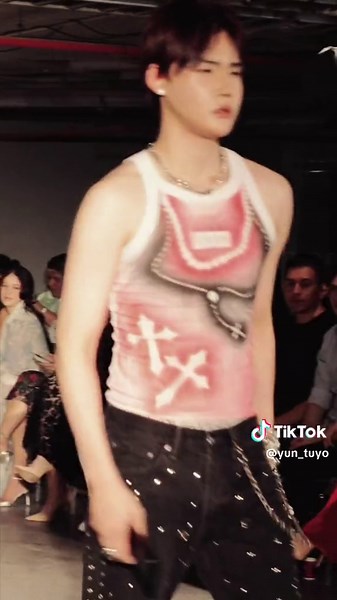 Korean Fashion Catwalk: Runway Walk and Model Clips