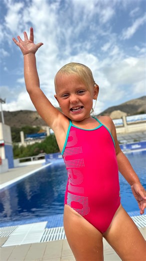 Zwemles Door Floor Wereldwijd 🌍 | Er is een reden waarom “gewoon blijven oefenen” vaak niet werkt als je kind niet goed mee komt in de zwemles. En het heeft niets te maken... | Instagram