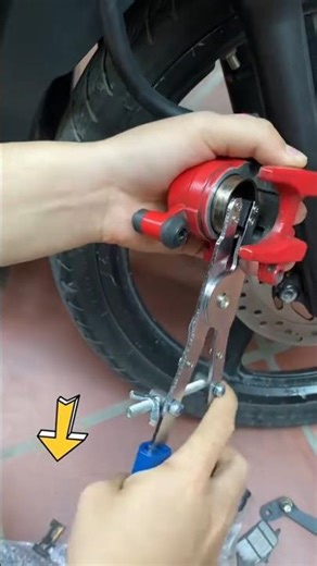 How to removed a stuck brake clipper pistan fast tool #motercycle #diyhacks #tool