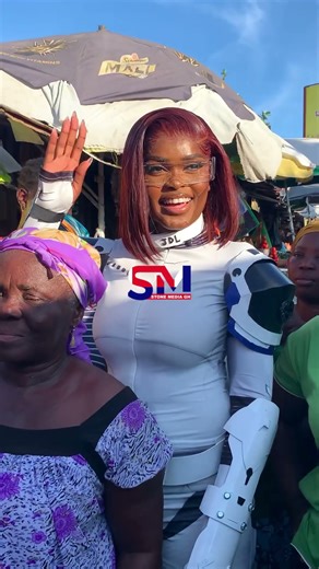 Nigerian TikToker Javis Storm Ghana 🇬🇭 dances robot dance with market women #trending#javis dance