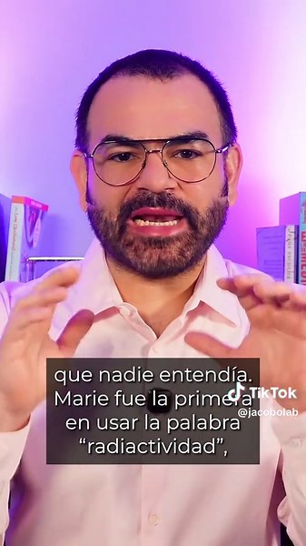Marie Curie no solo hizo ciencia: encendió luz en un mundo que no estaba hecho para mujeres como ella. Dejó su país, estudió en condiciones casi imposibles, cambió la historia de la física y la medicina, y hasta salvó miles de vidas en la guerra con las primeras unidades móviles de rayos X. Fue la primera mujer profesora en la Sorbona. La única persona en la historia con dos premios Nobel en campos distintos. Y aun así, su laboratorio era tan radiactivo que sus cuadernos siguen siendo peligrosos