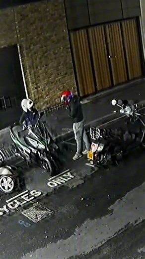 London bike thieves picked the wrong street... 🛵💥