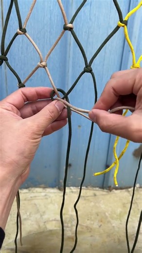 A widely used mesh weaving technique