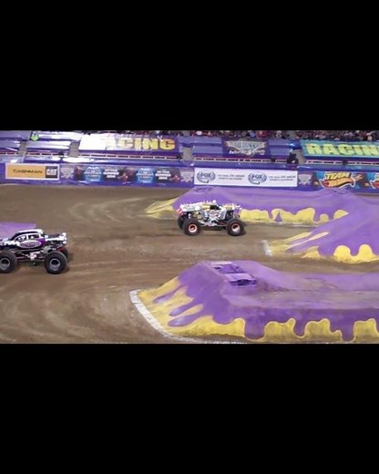 2014 MONSTER JAM WORLD FINALS RACING MAX D VS. AVENGER