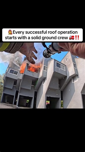 🚒(before roof ventilation)The Ground crew manages the hose lines to control the fire below and protect the team on the roof 🧑‍🚒🚨#firefighter #emergencyresponse #911