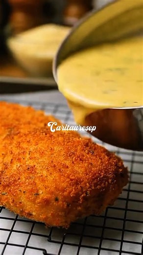 This Crispy Parmesan Crusted Chicken Romano is the ultimate "fakeaway" recipe! 🍗✨ Inspired by the Cheesecake Factory classic, it delivers that incredible golden crunch and savory, salty Parmesan bite that pairs perfectly with almost any pasta or sauce. ​🍗 Crispy Chicken Romano (Cheesecake Factory Style) 🍝 ​Golden-brown on the outside, tender and juicy on the inside—this 25-minute meal is a total showstopper. ​🛒 The Ingredient List ​The Protein: 4 boneless, skinless chicken breasts (pounded t