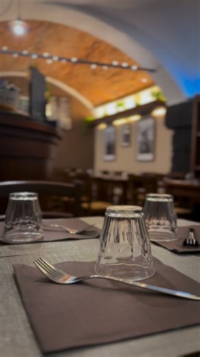 La Cozzetta - mussels & more on Instagram: "Piccoli angoli, grandi sapori. ✨ Amiamo l’atmosfera intima del nostro locale, ma questo significa che i posti volano via velocemente! Abbiamo solo 23 sedute per garantirvi l’attenzione e la qualità che meritate. La prenotazione è caldamente consigliata per non restare a bocca asciutta!! 🥂 📍 Ci trovi in Salita del Prione 33r 📞 Prenota ora al +39 375 128 6123 #genovafood #cozze #foodlover #foodporn #cozza"