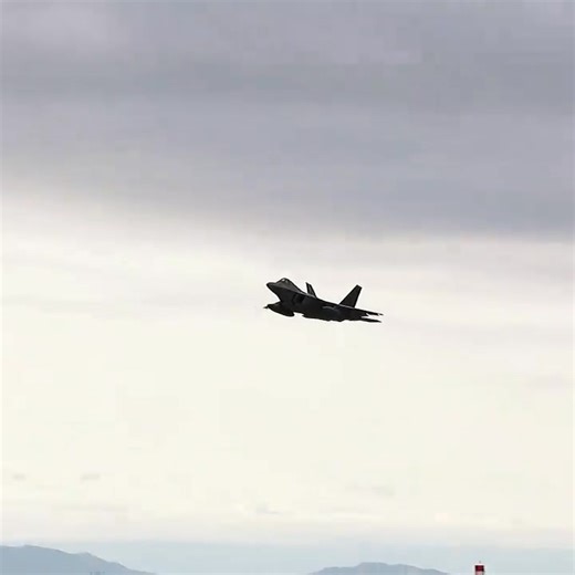 F-22 Raptor . . . . . 🎥: Cpl. Jackson Ricker #aviationdaily #aviationgeek #f22raptor #aviationlover #airplane #aviationlife #aviation4u #airportlife #flying #avgeek #aviationdreams #planes #aviationworld #planeporn #aviator #planelovers #aviationgoals #aviationlovers #aircraft #aviators #airforce | Military News Videos