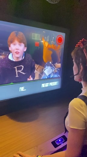 happy christmas harry !! (yes that is my voice 😂) #harrypotter #harrypottertok #happychristmasharry #happychristmasron