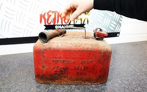 技师翻新生锈破旧的贝尔1950's古董燃料罐