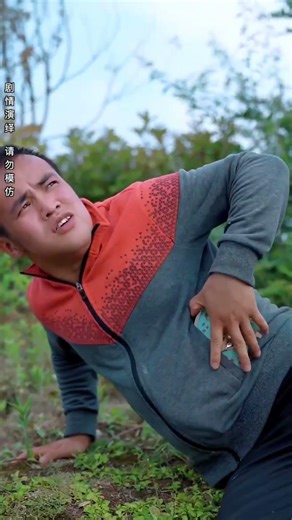 英雄时刻：老人遭遇坏人，路旁情侣冷眼旁观，只有爸爸勇敢出手相助♥️✨