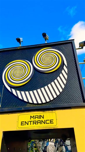 Would you BRAVE a ride on The Smiler ❓✨🎢🤪 High Level 14 inversion thrills at Alton Towers Resort ✨