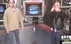 “谢谢你的广告，我们甚至不用付钱”，这可能是埃米纳姆在18年后的BET颁奖典礼之后今天所说的话