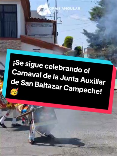 🥳🎊Participantes del carnaval en la junta auxiliar de San Baltazar Campeche recorren las calles caracterizados como alebrijes, duendes y otros personajes de la cultura popular, acompañados por disp4r0s de mosquetón como parte de la tradición. #fyp #carnaval #2026 #sanbaltazarcampeche #puebla