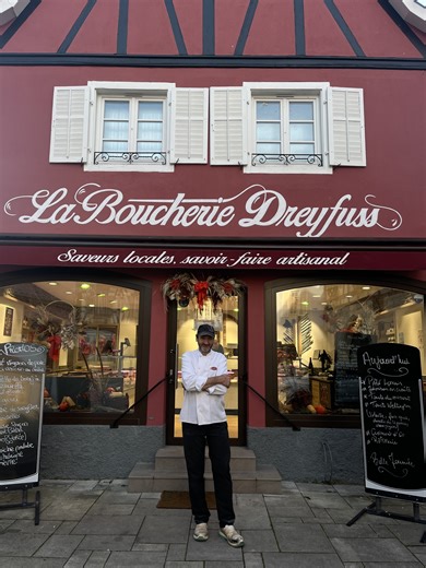 On vous ouvre les coulisses de la boucherie ! 🥩 Aujourd'hui, découvrez le portrait de Pierre notre pâtissier présent depuis 20 ans maintenant ! ✨ À bientôt pour un nouveau portrait et apprendre à connaitre celles et ceux qui vous accueillent au quotidien ! | Boucherie Dreyfuss