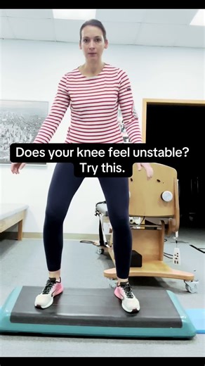 Knee pain or a feeling of instability? 👉 The issue isn’t always strength. Very often, it’s a proprioception deficit — your brain is no longer receiving accurate signals from the knee. These simple exercises help to: ✔️ improve stability ✔️ reduce compensations ✔️ make movement safer 🎓 Exercise therapy & functional rehabilitation 🔖 Save this for later #biomechanics #injuryprevention #fitness #kneepain #laetschange
