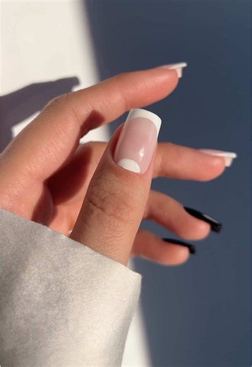 Würde dieser Look getragen werden? Klassisch trifft auf Statement. Reverse French kombiniert mit schwarzen One-Color-Nails, schlicht und trotzdem ein echter Hingucker. 🖤 Würde dieser Look getragen werden? #reversefrench #frenchnails #blacknails #nailart #nailinspo