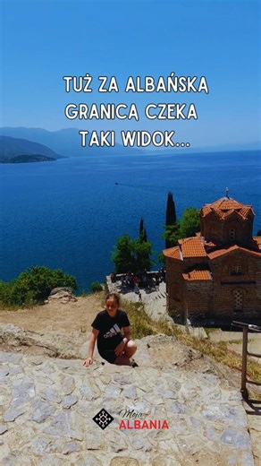 Tuż za albańską granicą znajduje się miejsce, które potrafi naprawdę zaskoczyć. 🌅 Klif, kamienna cerkiew z XIII wieku i bezkresne Jezioro Ochrydzkie. Widok, który na żywo robi jeszcze większe wrażenie niż na zdjęciach. Podczas naszej wycieczki do Macedonii zatrzymujemy się właśnie tutaj, przy Kaneo. Jeśli jesteś w Durres lub Golem i chcesz zobaczyć Bałkany z innej perspektywy — napisz do nas wiadomość. 📧 #Ochryda #Macedonia #MojaAlbania #JezioroOchrydzkie #Balkany | Moja Albania