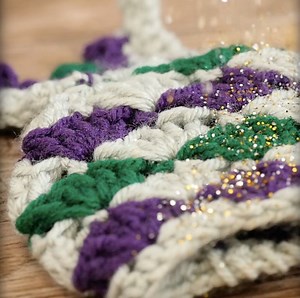 A fully WRITTEN pattern for the magical mermaid tail blanket in TWO different sizes! Get it here >> http://bit.ly/2h59j2G | Crafty House